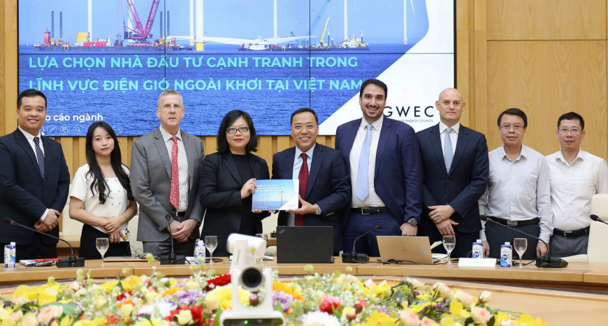 Vietnam Offshore Wind - Riccardo Felici presents key report to Deputy Minister Wong