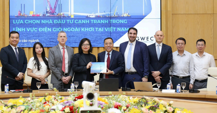 Vietnam Offshore Wind - Riccardo Felici presents key report to Deputy Minister Wong